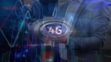Veri işleme animasyonu ve iki beyaz iş adamının konuşması üzerine 4G metni. küresel iş, finans, bağlantılar ve dijital arayüz konsepti dijital olarak oluşturulmuş video.