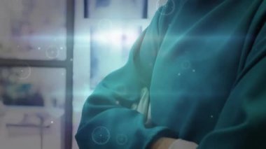 Kafkasyalı kadın doktor üzerinden bağlantı ağının animasyonu. küresel tıp, sağlık ve veri işleme kavramı dijital olarak oluşturulmuş video.