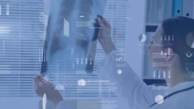 Kafkasyalı kadın doktor üzerinde yapılan tarama ve veri işleme animasyonları. küresel tıp, sağlık ve veri işleme kavramı dijital olarak oluşturulmuş video.