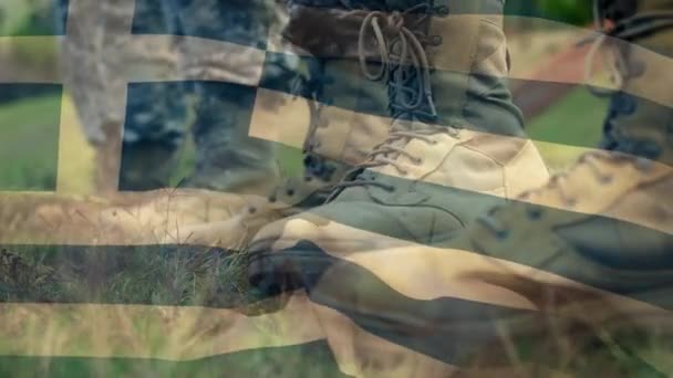 Κινούμενη Σημαία Της Ελλάδας Πάνω Από Διάφορους Άνδρες Στρατιώτες Πατριωτισμός — Αρχείο Βίντεο