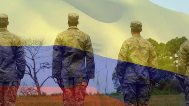 Анимация Флага Колумбии Над Разнообразными Солдатами Мужского Пола Патриотизм Концепция — стоковое видео