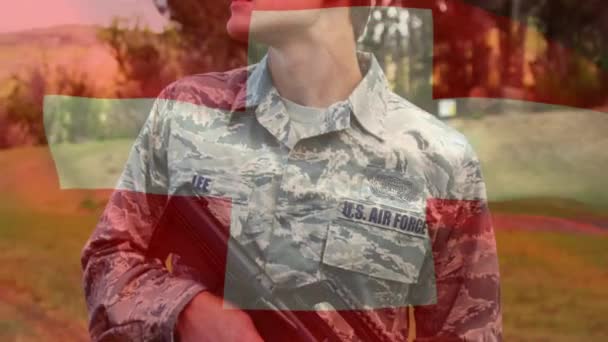 武器を持つ白人男性兵士に対するスイスの国旗のアニメーション 愛国心とお祝いのコンセプトをデジタルで — ストック動画