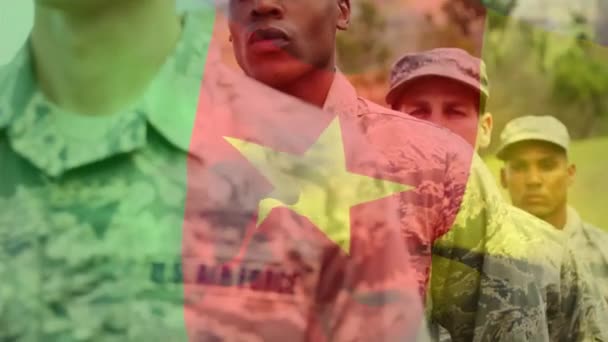 武器を持つ多様な男性兵士に対するカメルーンの旗のアニメーション 愛国心とお祝いのコンセプトをデジタルで — ストック動画