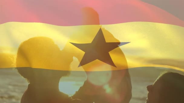 Animação Bandeira Ghana Sobre Pais Caucasianos Com Criança Praia Conceito — Vídeo de Stock