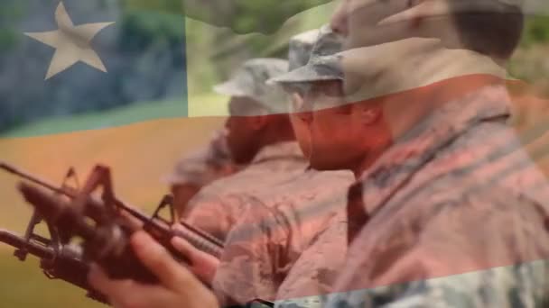 Çeşitli Silahlı Erkek Askerlerin Üzerinde Şili Bayrağının Canlandırılması Vatanseverlik Kutlama — Stok video