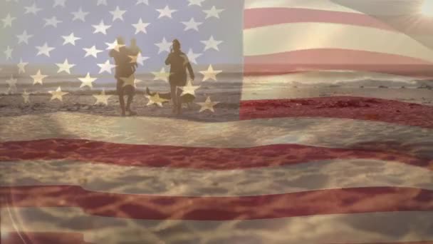海岸を歩く犬と白人の家族に対するアメリカの国旗のアニメーション 愛国心とお祝いのコンセプトをデジタルで — ストック動画
