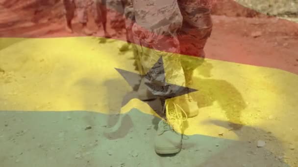 Animation Der Ghanafahne Über Verschiedenen Männlichen Soldaten Beim Gehen Patriotismus — Stockvideo