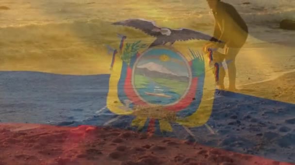 Animación Bandera Ecuador Sobre Madre Caucásica Con Niño Playa Patriotismo — Vídeo de stock