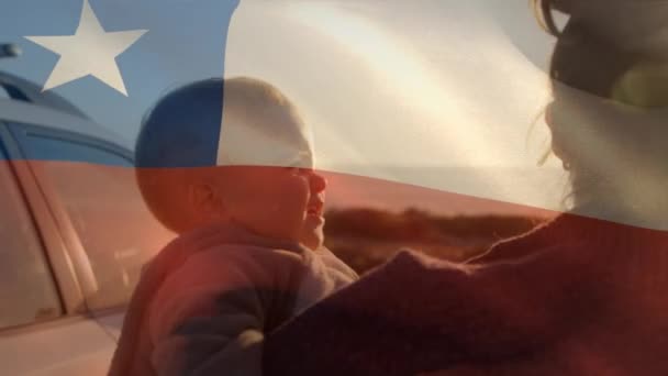 在带着孩子微笑的高加索母亲身上升起孩子的旗帜 爱国主义和庆祝概念数码视频 — 图库视频影像