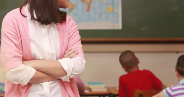 교실에서 코카서스 점들을 애니메이션으로 줍니다 교사의 축하의 디지털 비디오 — 비디오