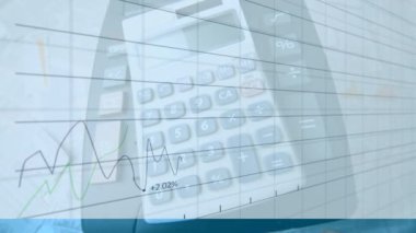 Hesap makinesinin üzerinde veri işleme animasyonu. küresel iş, finans, bağlantılar ve dijital arayüz konsepti dijital olarak oluşturulmuş video.