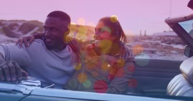 Arabada kucaklaşan mutlu çiftin üzerindeki beneklerin canlandırması. moda ve yaşam tarzı konsepti dijital olarak oluşturulmuş video.