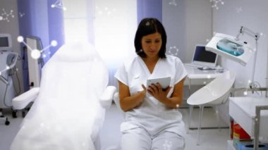 Hastanede gülümseyen melez kadın doktor yerine moleküllerin canlandırılması. küresel tıp, bilim ve sağlık hizmetleri kavramı dijital olarak üretilen video.