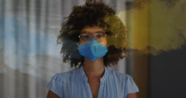 Yüzü maskeli Afro-Amerikan bir kadın üzerinde ışık lekeleri. Dijital olarak oluşturulan covid 19 pandemik konsept sırasında sosyal medya ve iletişim arayüzü.