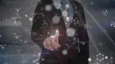 Beyaz iş adamlarının ekranı kullanarak tıbbi simgelerle olan bağlantılarının animasyonu. küresel tıp, bağlantılar ve veri işleme kavramı dijital olarak oluşturulmuş video.