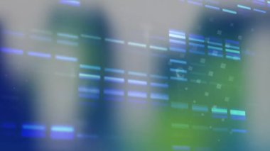 Ekranlar üzerinde dijital veri işleme animasyonu. küresel hesaplama, teknoloji ve veri işleme kavramı dijital olarak oluşturulmuş video.