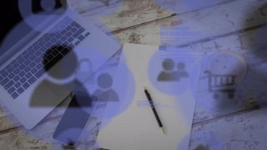 Akıllı telefon ve laptop üzerinden çevrimiçi dijital simgelerin animasyonu. küresel internet bağlantıları, teknoloji ve dijital arayüz konsepti dijital olarak oluşturulmuş video.