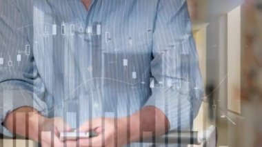 Mağazada akıllı telefon kullanan beyaz adamın istatistik ve mali veri işleme animasyonu. finans, alışveriş, çevrimiçi ödeme ve teknoloji konsepti dijital olarak oluşturulmuş video.