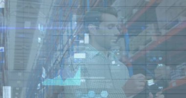 Depodaki beyaz adamın veri işleme animasyonu. küresel iş, finans, bağlantılar ve dijital arayüz konsepti dijital olarak oluşturulmuş video.