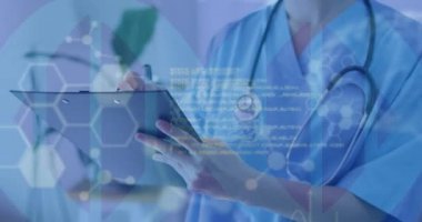 Kafkas doktorunun elinde dosyayla tıbbi veri işleme animasyonu. küresel tıp ve dijital arayüz kavramı dijital olarak üretilen video.