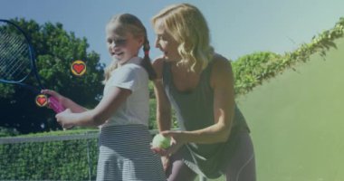 Kalp ikonlarının canlandırması beyaz anne ve kızın tenis oynaması üzerine. moda ve yaşam tarzı konsepti dijital olarak oluşturulmuş video.