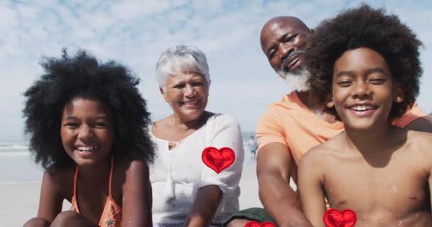 在海滩上为快乐的非洲裔美国家庭制作心形像 时装和生活方式概念数码视频 — 图库视频影像
