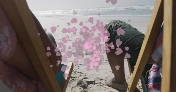 Animación Iconos Del Corazón Sobre Pareja Afroamericana Acostada Playa Concepto — Vídeos de Stock