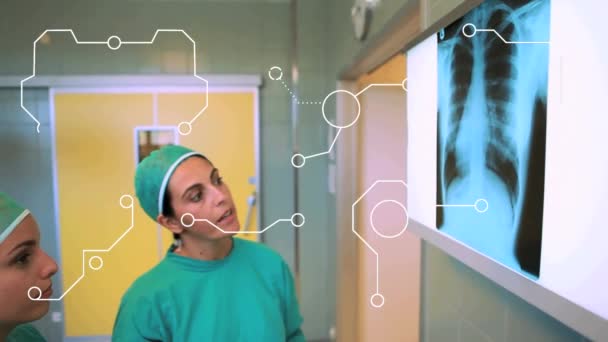Animáció Integrált Áramkörről Két Fehér Doktornő Felett Akik Röntgenképről Beszélnek — Stock videók