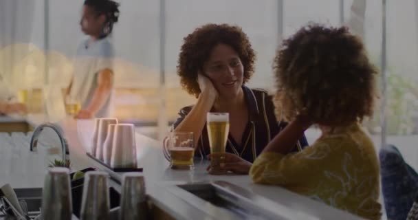 Animatie Van Lichte Plekjes Boven Vrolijke Diverse Vrienden Die Bier — Stockvideo