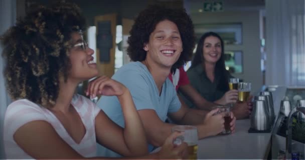 Animatie Van Vrolijke Vrienden Die Bier Drinken Concept Van Sociale — Stockvideo