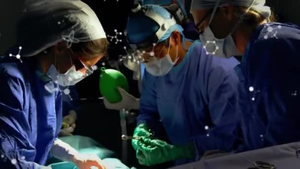 Анімація Молекул Над Групою Різноманітних Чоловічих Жіночих Хірургів Хірургічній Кімнаті — стокове відео
