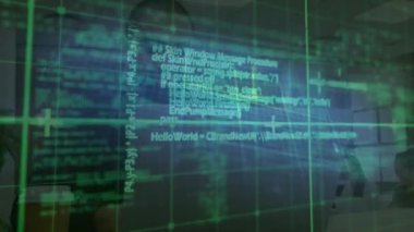 Dizüstü bilgisayar ve şebeke geçmişi kullanılarak melez bir adamın dijital veri işleme animasyonu. küresel hesaplama, teknoloji ve veri işleme kavramı dijital olarak oluşturulmuş video.