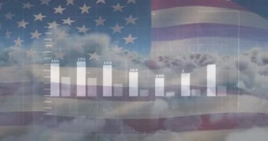 Bulutların ve Amerika bayrağının üzerinde veri işleme animasyonu. küresel iş, finans, bağlantılar ve dijital arayüz konsepti dijital olarak oluşturulmuş video.