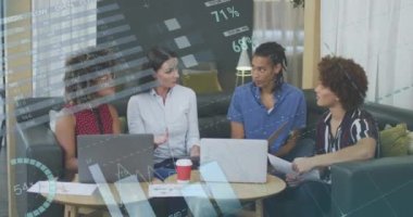 Çeşitli iş adamlarının konuşmaları üzerine veri işleme animasyonu. Sosyal medya ve iletişim arayüzü kavramı dijital olarak oluşturulmuş video.