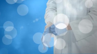 Kafkas erkek doktorların eldiven taktığı beyaz noktaların canlandırılması. küresel tıp ve dijital arayüz kavramı dijital olarak üretilen video.