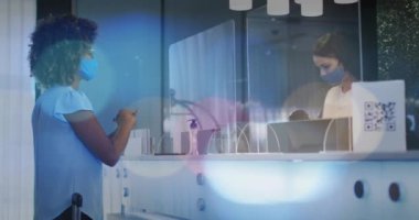 Yüz maskesi dezenfekte eden elleri olan Afrikalı Amerikalı kadın resepsiyonist üzerine ışık lekeleri animasyonu. Sayısal olarak üretilen covid 19 pandemik konsept sırasında sosyal medya.