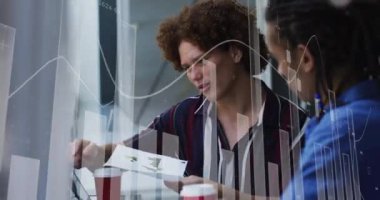 Çeşitli iş adamlarının konuşmalarıyla ilgili veri işleme animasyonu. Sosyal medya ve iletişim arayüzü kavramı dijital olarak oluşturulmuş video.