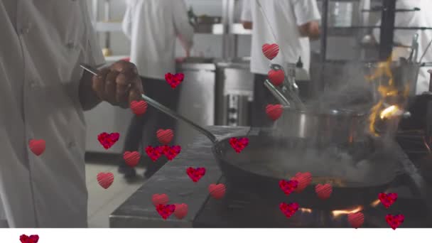 Animação Ícones Coração Sobre Cozinheiro Americano Africano Cozinhando Com Frigideira — Vídeo de Stock