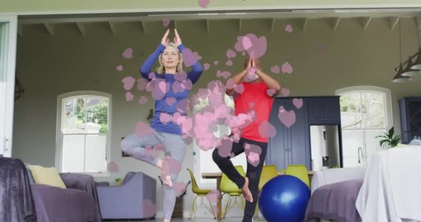 Animation Von Herz Ikonen Über Ältere Paare Die Hause Yoga — Stockvideo