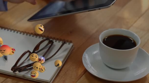 Tablet Kullanan Beyaz Kadın Üzerinde Emoji Simgelerinin Canlandırılması Küresel Internet — Stok video
