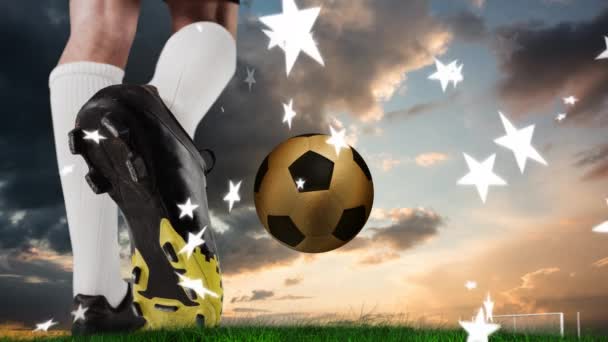 Kafkasyalı Futbolcu Gün Batımında Altın Top Üzerinde Yıldızların Animasyonu Küresel — Stok video