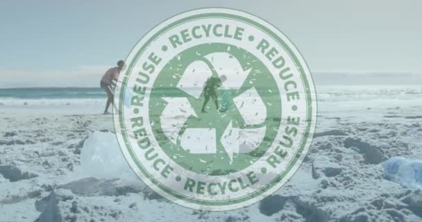 Animación Reciclar Signo Sobre Afroamericano Hombre Mujer Con Bolsas Reciclaje — Vídeo de stock