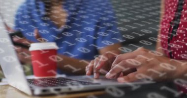 Dizüstü bilgisayar kullanan çeşitli iş adamlarının ikili kodlarının animasyonu. Sosyal medya ve iletişim arayüzü kavramı dijital olarak oluşturulmuş video.