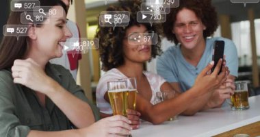 Medya simgelerinin animasyonu, bira ile akıllı telefon kullanan farklı arkadaşlara göre çok daha üstündür. Sosyal medya ve iletişim arayüzü kavramı dijital olarak oluşturulmuş video.