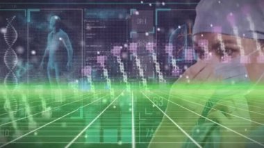 Kafkas kadın doktor ve tıbbi veri işleme DNA ipliği animasyonu. küresel tıp, bilim ve veri işleme kavramı dijital olarak oluşturulmuş video.