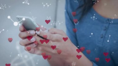 Akıllı telefon kullanan beyaz bir kadının kalp ikonlarının canlandırılması. moda ve yaşam tarzı konsepti dijital olarak oluşturulmuş video.