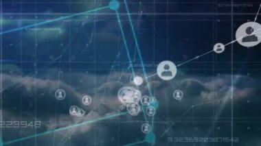Gökyüzündeki hızlı hareket eden bulutların üzerinden veri aktaran dünya ve bilgi simgeleri ağının animasyonu. küresel iletişim ağı ve bilgi paylaşım konsepti dijital olarak oluşturulmuş video.