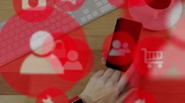 Akıllı telefonu ve klavyesi olan beyaz bir kadın için çevrimiçi dijital simgelerin animasyonu. küresel internet bağlantıları, teknoloji ve dijital arayüz konsepti dijital olarak oluşturulmuş video.
