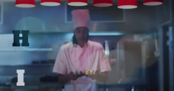 Animação Sushi Texto Sobre Feliz Biracial Chef Masculino Preparando Sushi — Vídeo de Stock