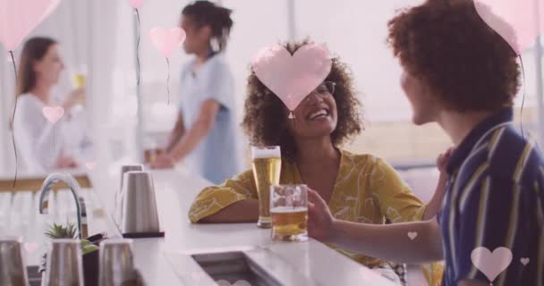 在快乐多样的朋友喝啤酒时 心形像的动画 社交媒体和通信接口概念数字生成视频 — 图库视频影像